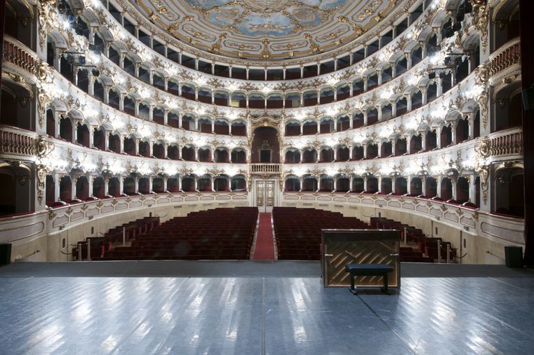 Piacenza, Teatro Municipale, la sala teatrale vista dal palcoscenico (foto Andrea Scardova, IBC) 2016